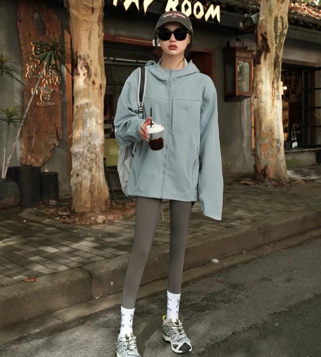 ng28南宫相信品牌力量本年火了一种穿搭：叫“冲锋衣+萨洛蒙”温馨百搭还上层次(图3)