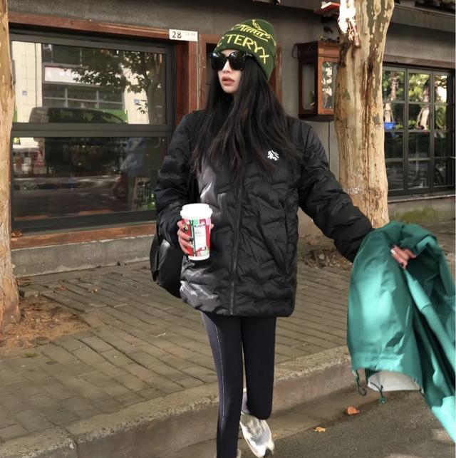ng28南宫相信品牌力量本年火了一种穿搭：叫“冲锋衣+萨洛蒙”温馨百搭还上层次(图6)