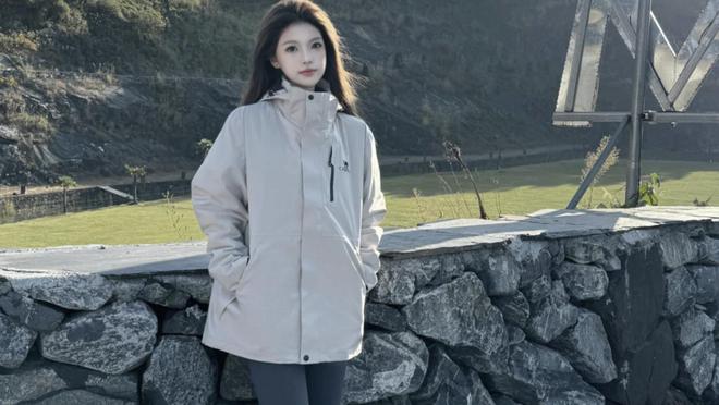 体育运动春季衣橱里不成短少的百变“冲锋衣”(图5)