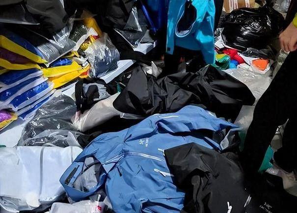登山装备被央视点名的冲锋衣内幕：本钱300敢卖3000专坑中产和老苍生？(图8)