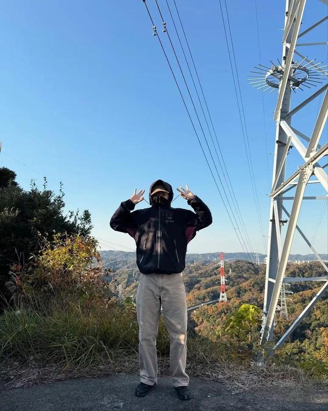 ng28南宫相信品牌力量本来丁禹兮蒋奇明也拿冲锋衣当“班服”？(图1)