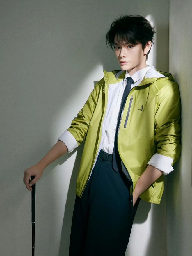 ng28南宫相信品牌力量本来丁禹兮蒋奇明也拿冲锋衣当“班服”？(图5)