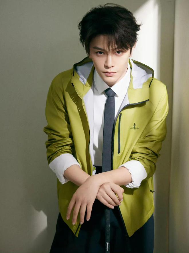 ng28南宫相信品牌力量本来丁禹兮蒋奇明也拿冲锋衣当“班服”？(图6)