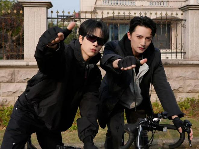 ng28南宫相信品牌力量本来丁禹兮蒋奇明也拿冲锋衣当“班服”？(图9)