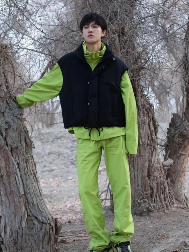 ng28南宫相信品牌力量本来丁禹兮蒋奇明也拿冲锋衣当“班服”？(图15)