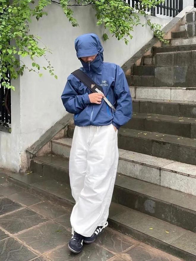 ng28南宫相信品牌力量本来丁禹兮蒋奇明也拿冲锋衣当“班服”？(图23)